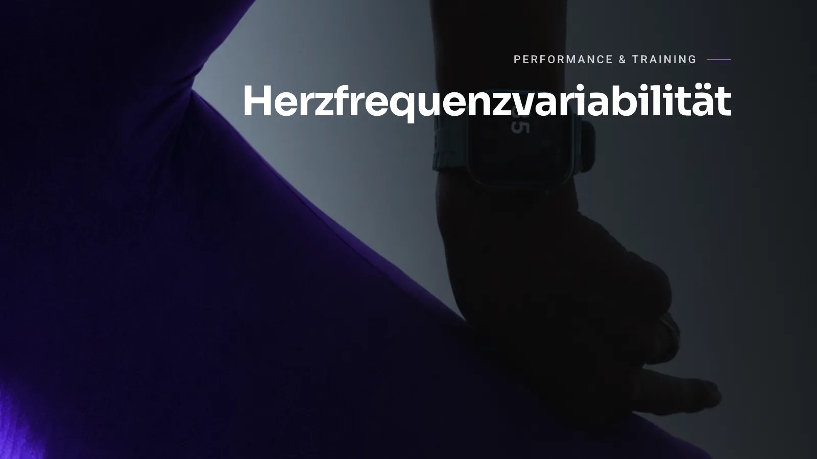 Nahaufnahme eines Handgelenks mit schwarzer Smartwatch, seitlich von violettem Licht angestrahlt vor dunklem Hintergrund.